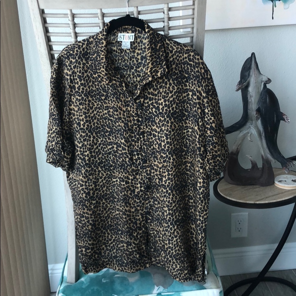 💚3/$13 Silky cheetah print button-up